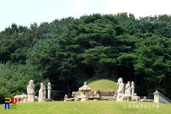 구리 동구릉 중 조선 선조와 의인왕후, 인목왕후 목릉 능침과 석조물 정측면