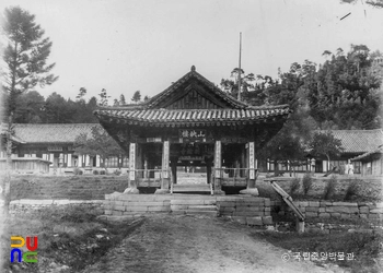 강원 고성 유점사 중 산영루 정면