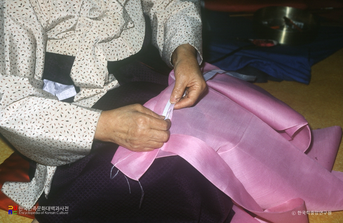 동정 달기 2(겉깃 시침)