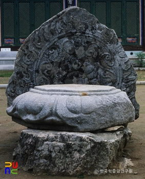 상원사지 석탑 및 광배 / 광배