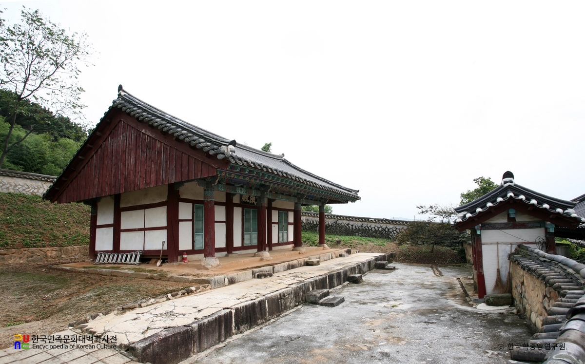 논산 은진향교 대성전 정측면