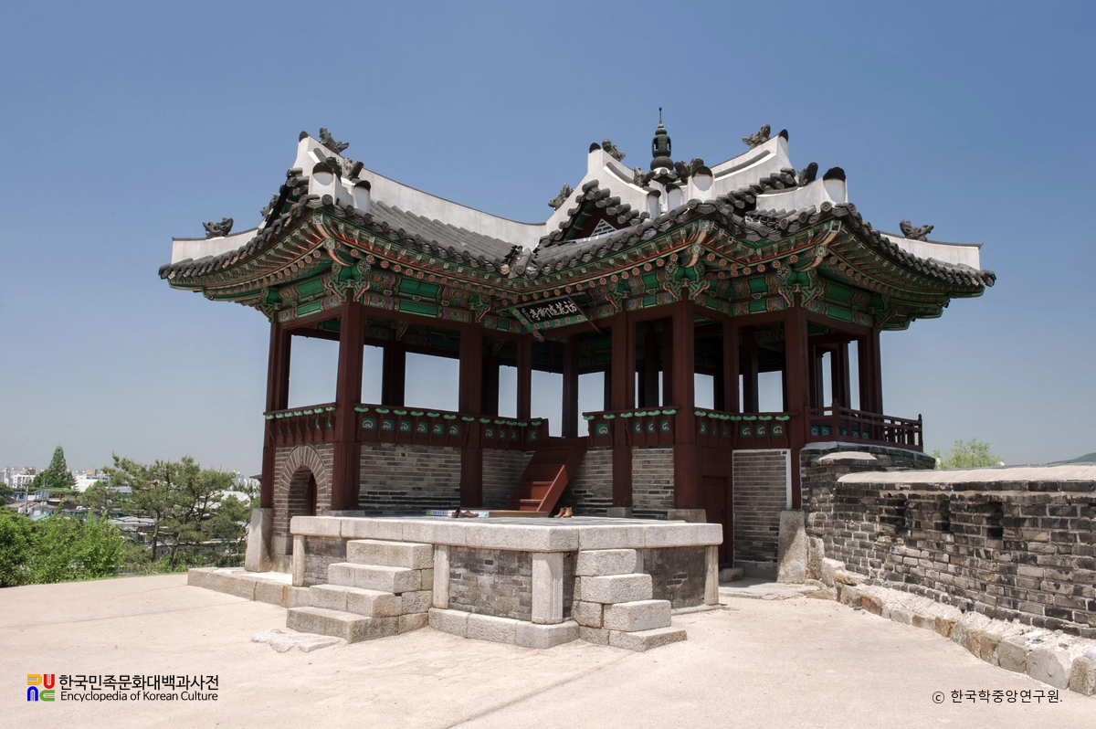 수원 화성 방화수류정 정측면