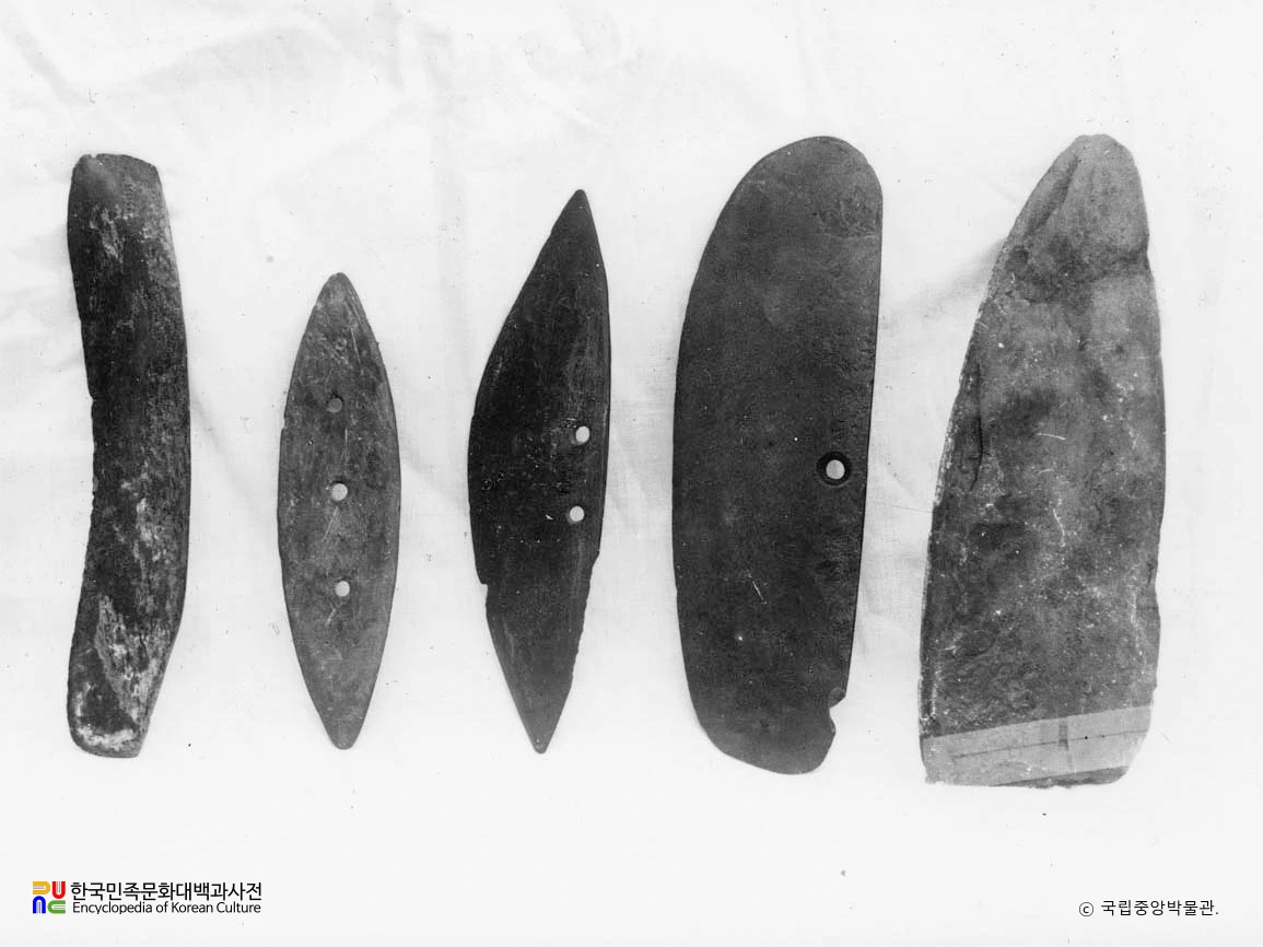 함북 종성 하삼봉 부근 발견 석부와 반달돌칼