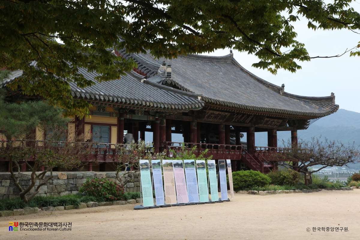 밀양 영남루 정측면