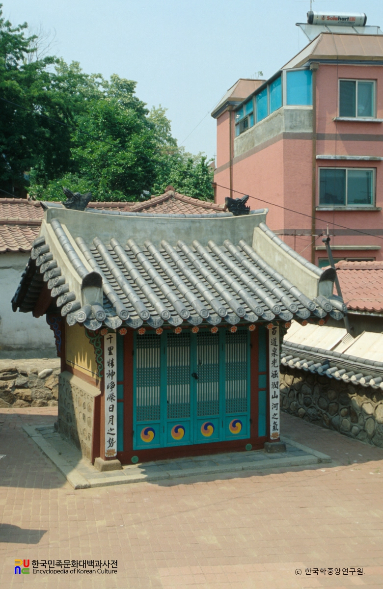 서울 서빙고동 부군당 정면