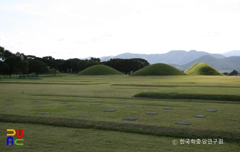 경주 동부 사적지대 중 인왕동 고분군 전경