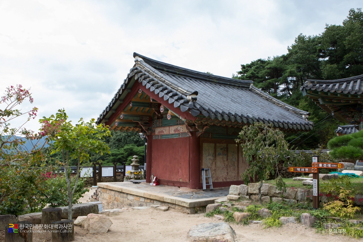 창녕 관룡사 약사전의 후면