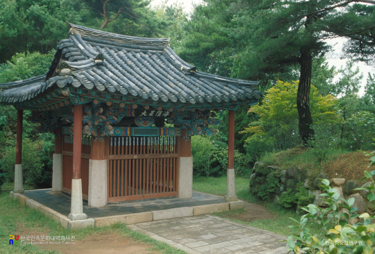 남해 관음포 이충무공 유적 중 충무공공적비각 정측면