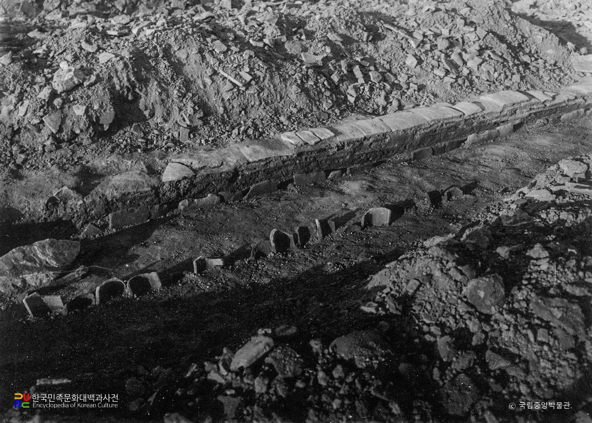 부여 군수리사지 북쪽 기단 남면 기와