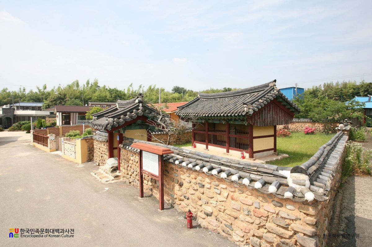 영암 삼충각 전경