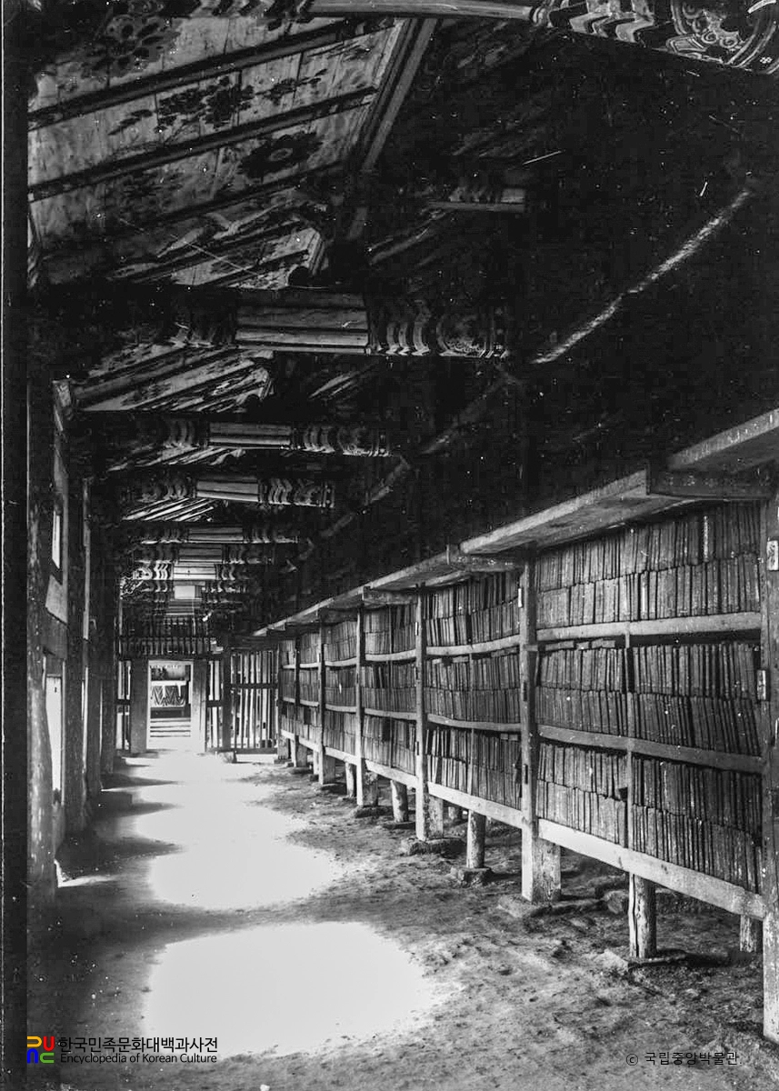 합천 해인사 장경판전 수다라장 내부