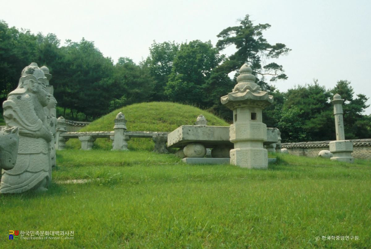 구리 동구릉 중 조선 영조와 정순왕후 원릉 능침 정측면