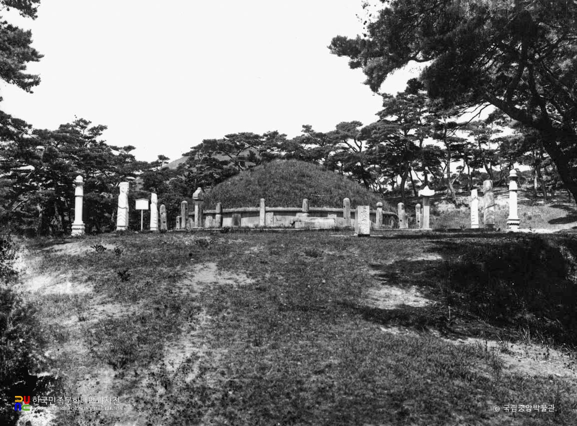 경주 김유신묘 전경