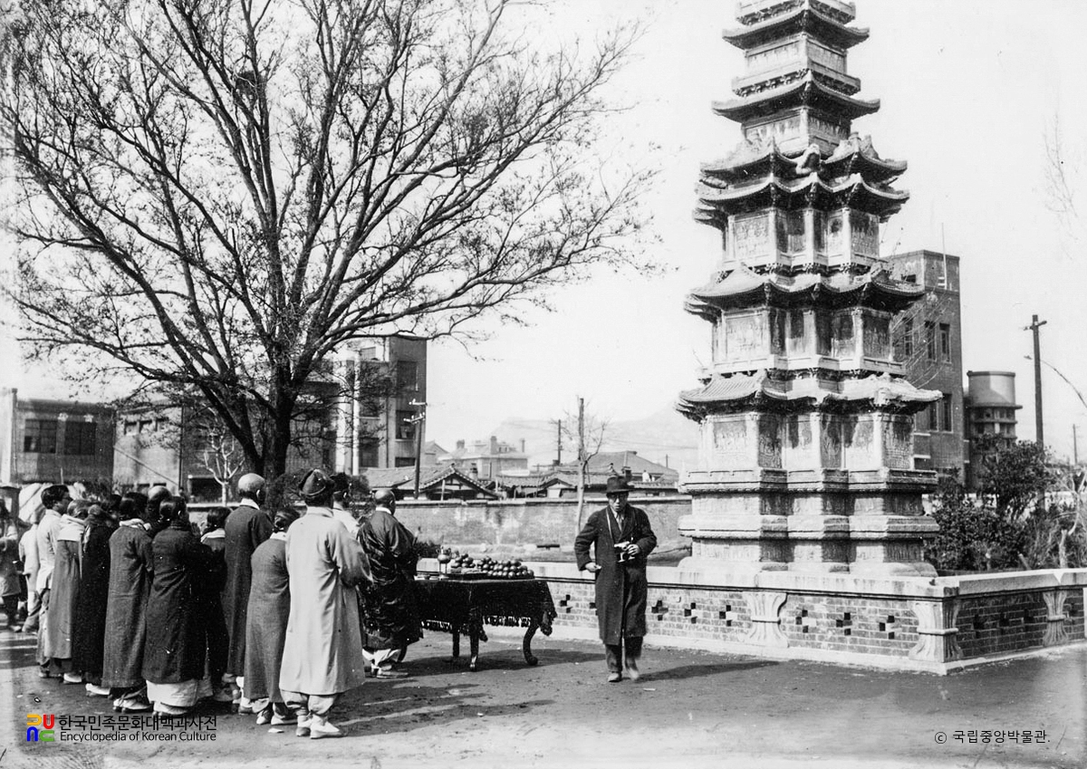 서울 원각사지 십층석탑 앞 제의 모습