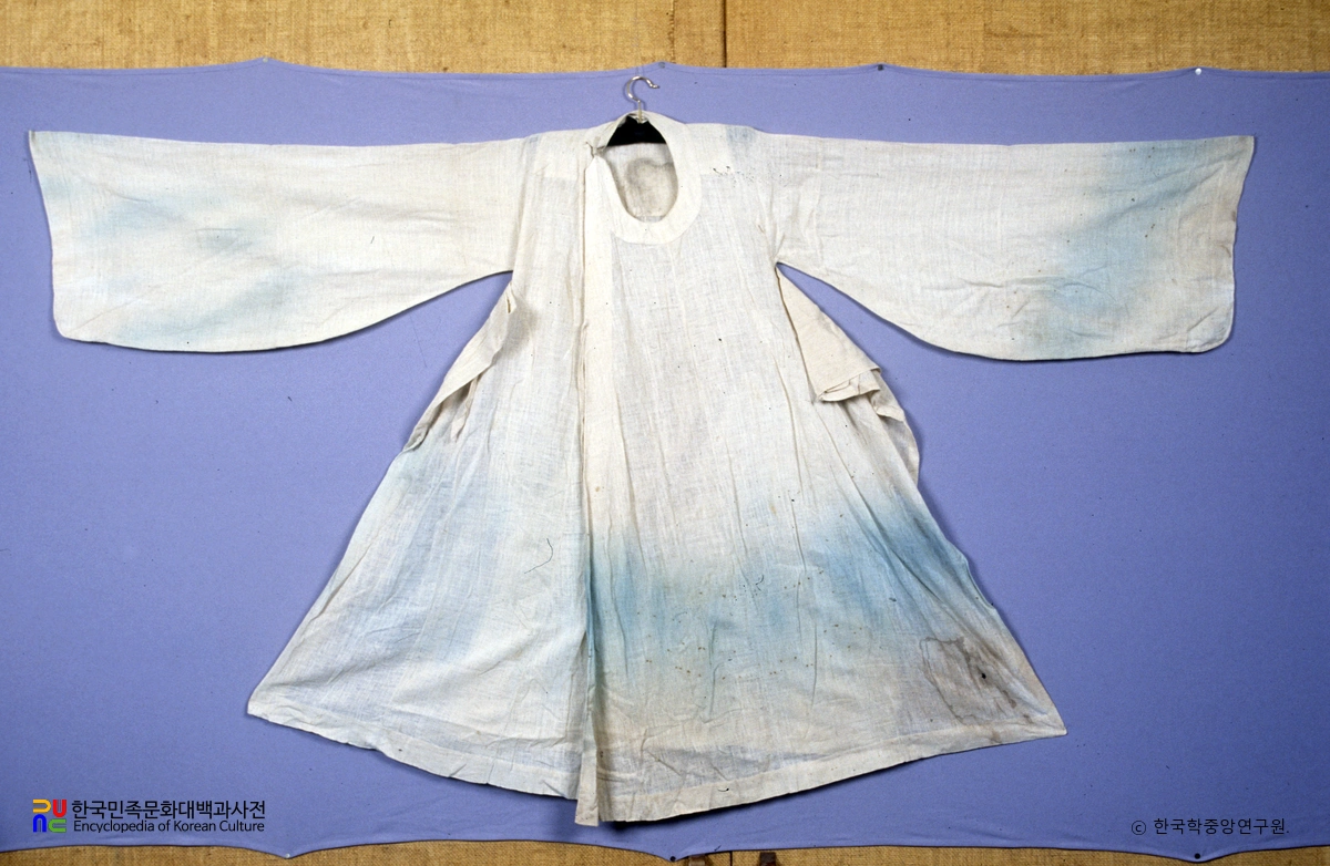 청원 전 박장군 출토 유물 중 소색삼베관복(단령)