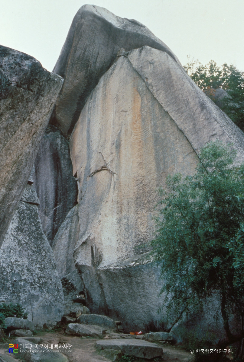 괴산 도명산 마애불상군 정측면