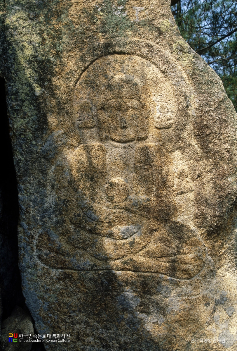 경주 배리 윤을곡 마애불좌상 중 좌측 불상