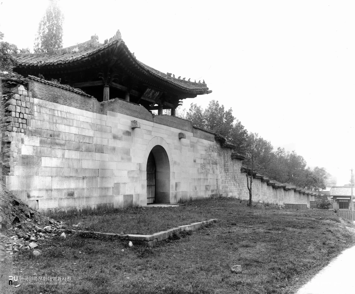 서울 경복궁 중 신무문 정측면