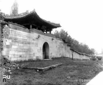 서울 경복궁 중 신무문 정측면