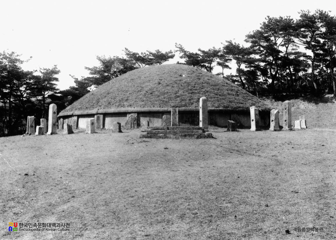 경주 김유신묘 정면