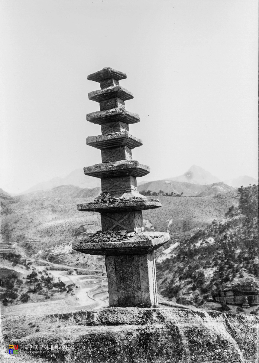 화순 운주사 거북바위 교차문 칠층석탑