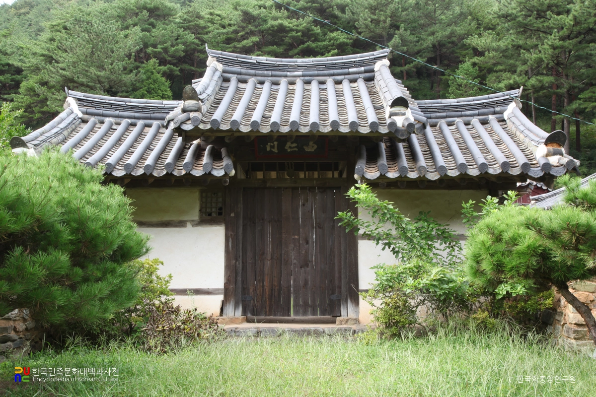 경남 고성 위계서원 중 외삼문 정면