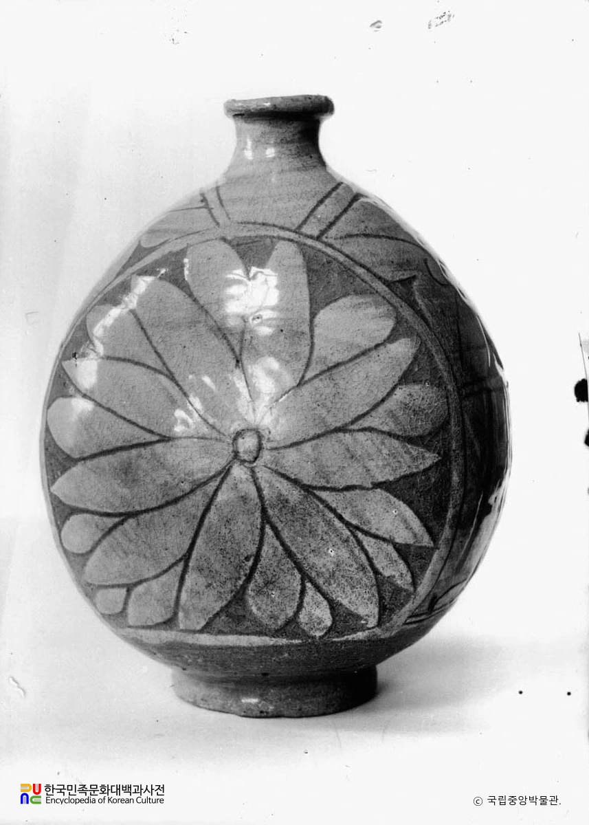 분청사기 박지 국화문 편병