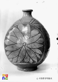 분청사기 박지 국화문 편병