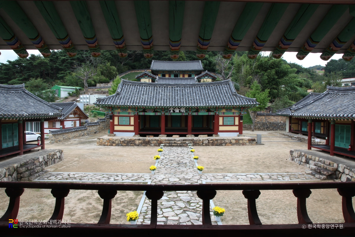 양산향교의 풍영루에서 바라본 명륜당