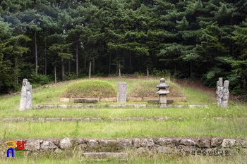 여주 서희 장군 묘 정면