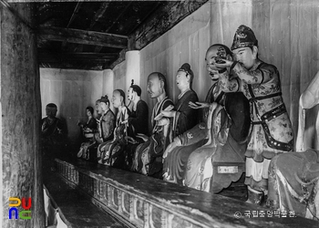 회양 장안사 사성지전 좌측면 나한상