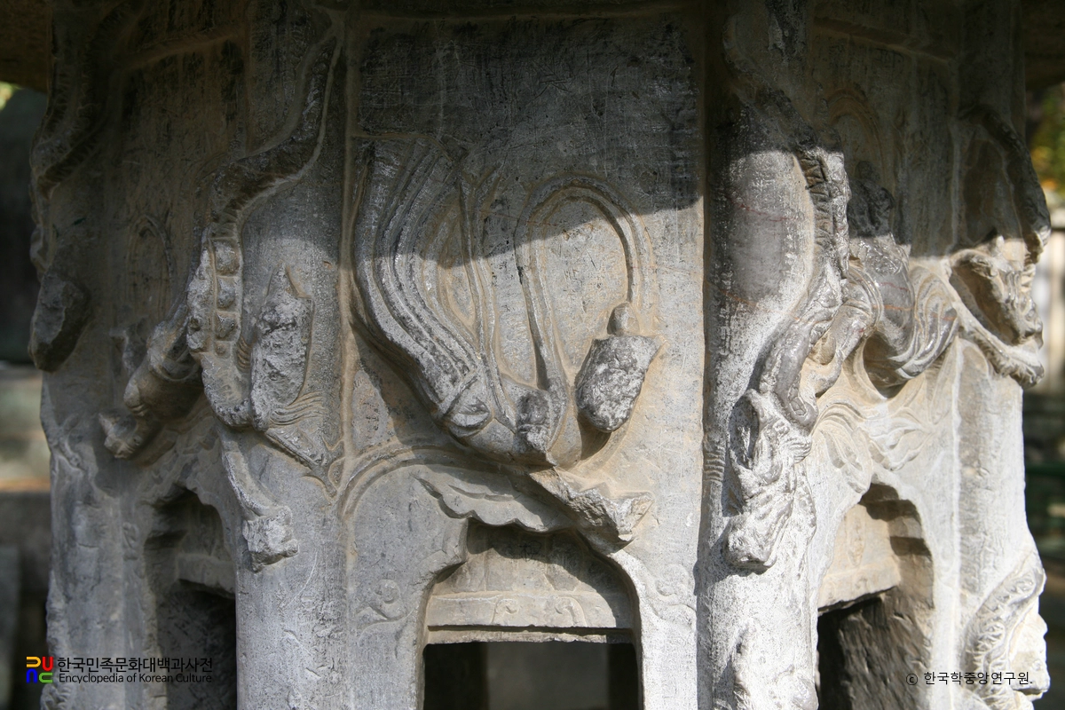 여주 신륵사 보제존자 석종 앞 석등