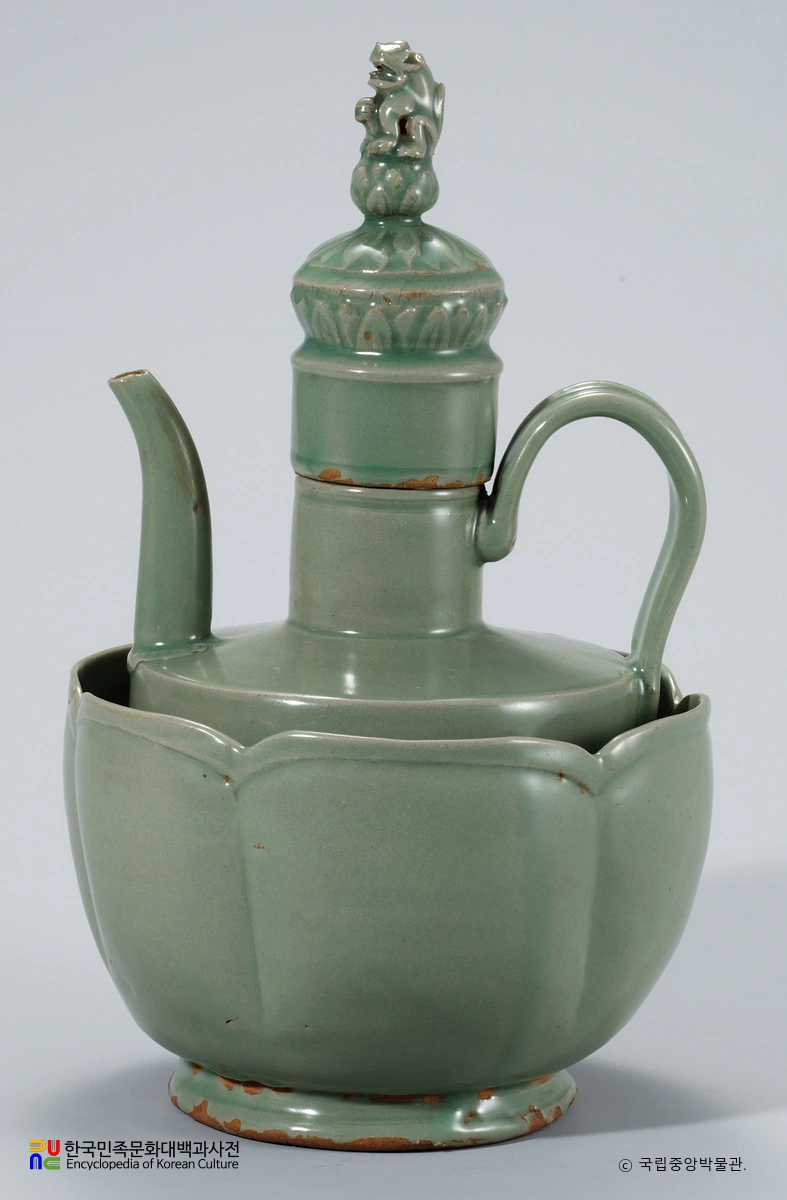 청자 양각사자뚜껑 주전자 및 승반