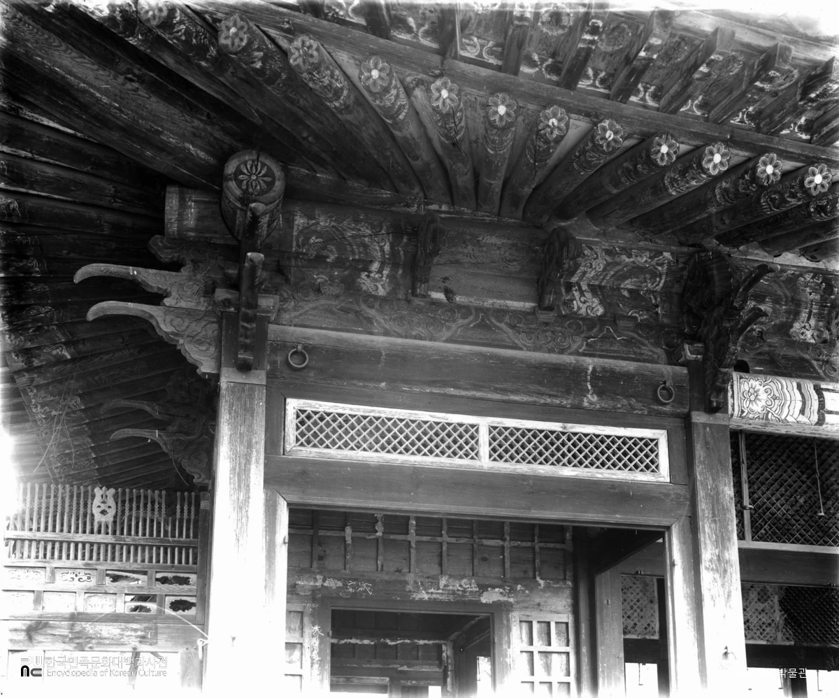 서울 경복궁 중 융문당 외부 남서쪽 처마