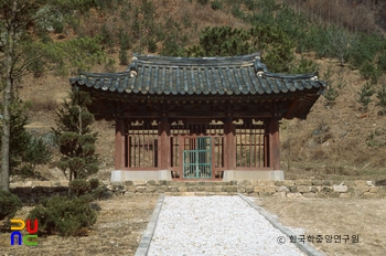 금산 권율장군 이치대첩비 비각 정면