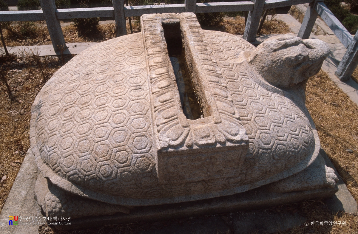 안양 안양사귀부 측면