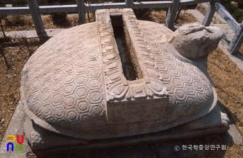 안양 안양사귀부 측면