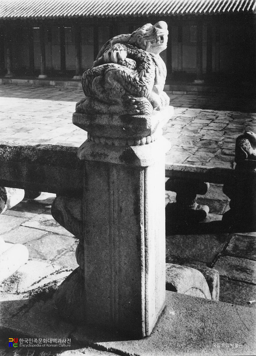 서울 경복궁 근정전 월대 십이지신상 중 용상 우측면