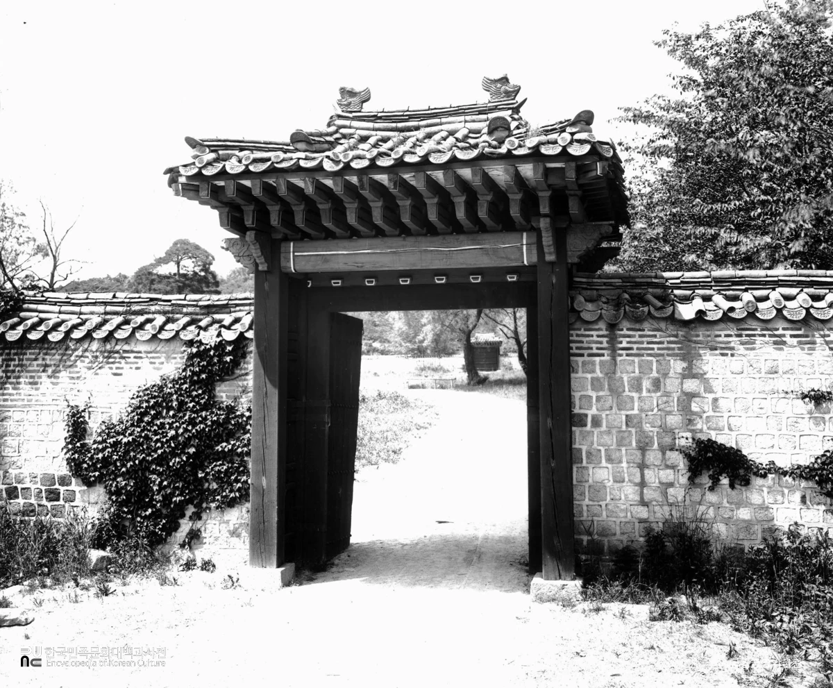 서울 경복궁 중 태원전 일각문 정면