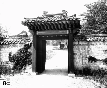 서울 경복궁 중 태원전 일각문 정면