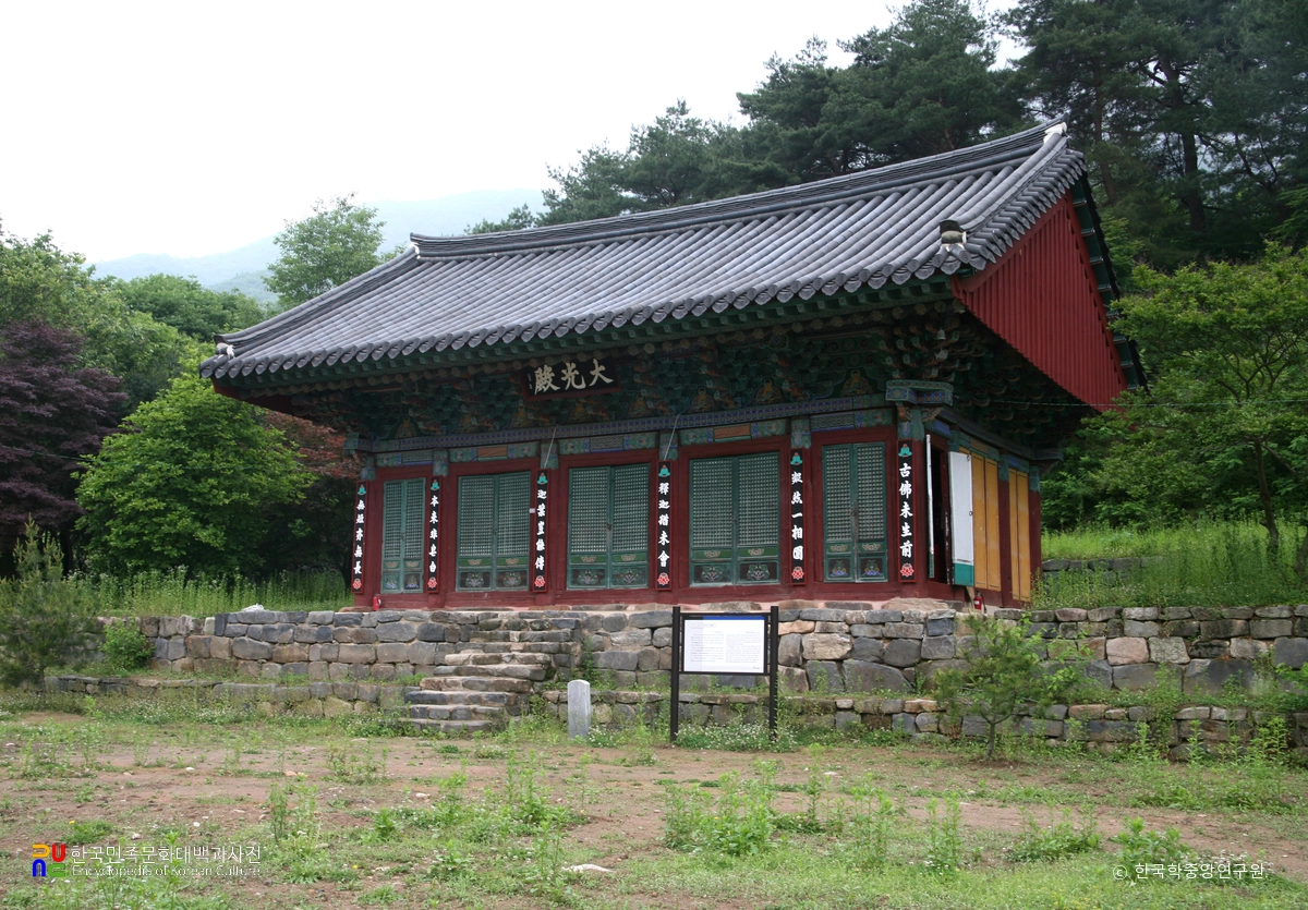 금산 신안사 대광전 정측면