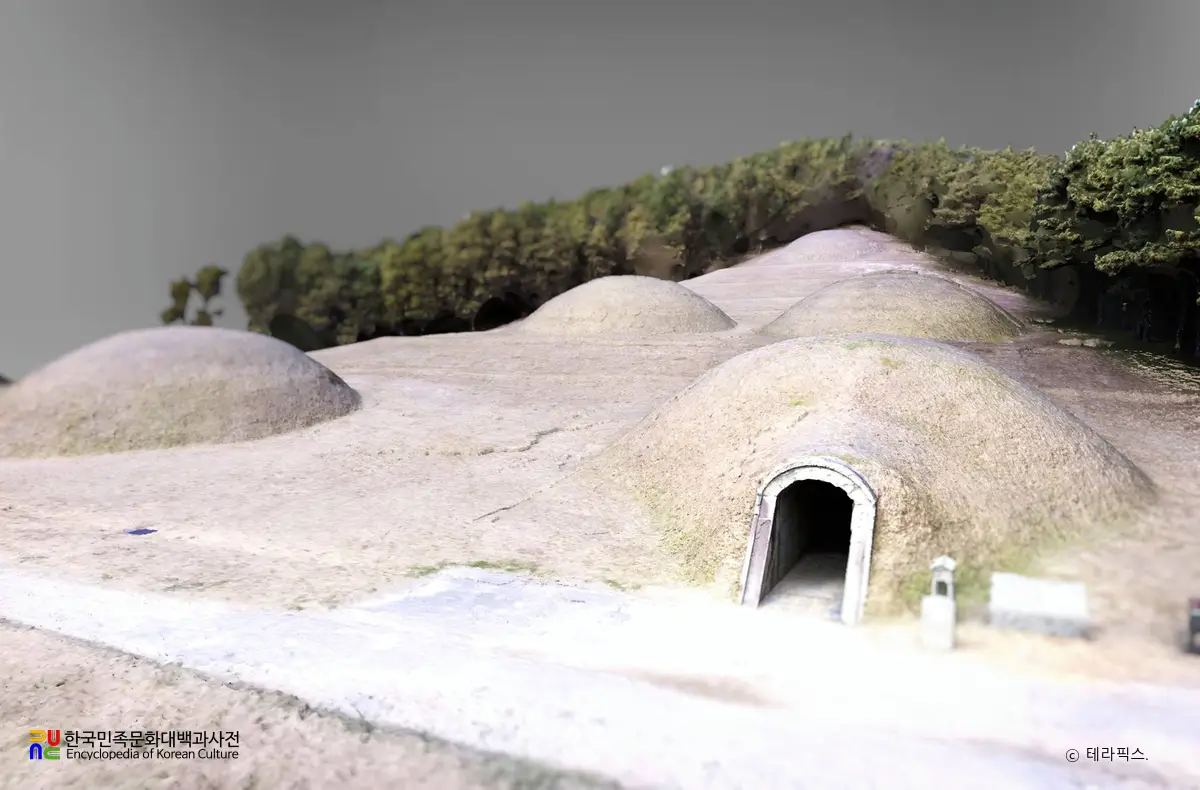 부여 능산리 고분군 중 1호분 전경