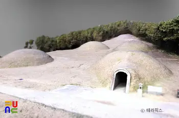 부여 능산리 고분군 중 1호분 전경