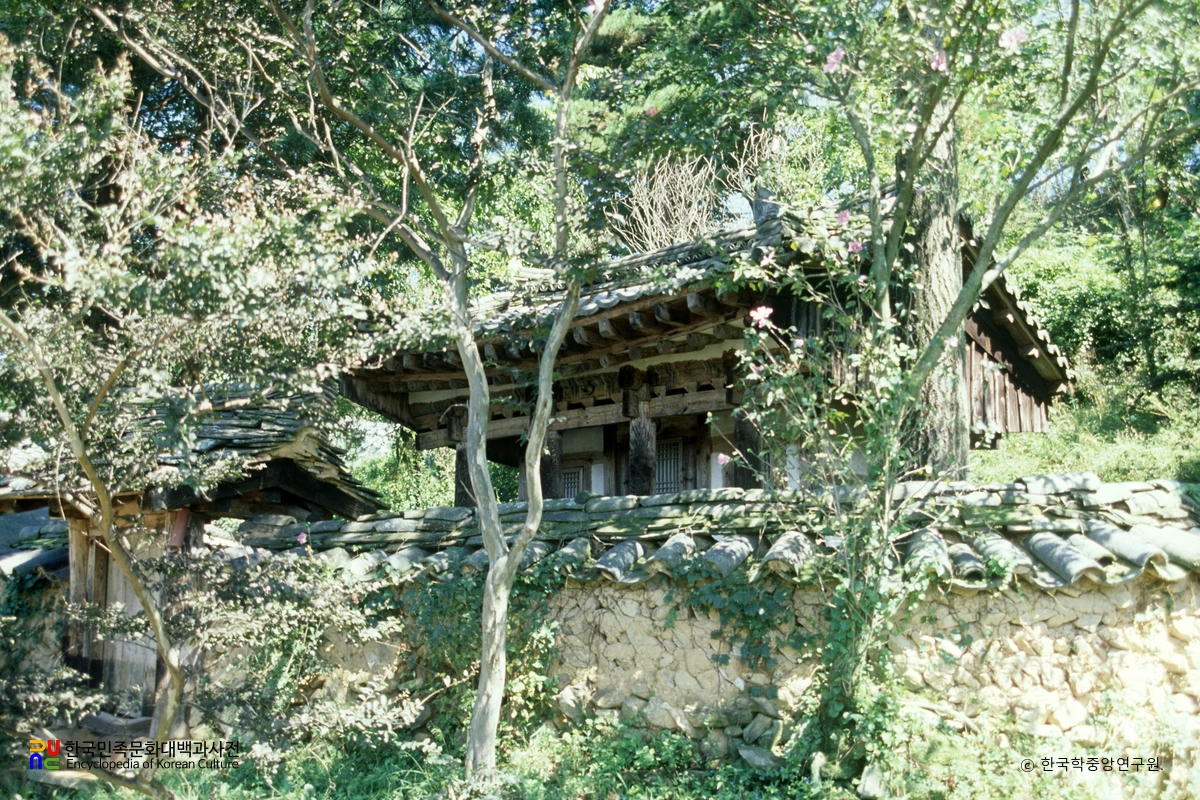장수 금남군 정충신 영정각 정측면
