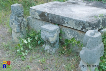 김면 장군 묘 상석