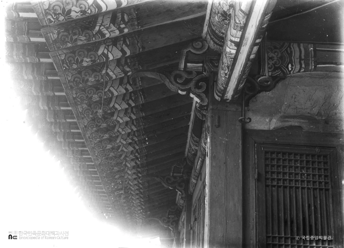 서울 경복궁 중 흥복전 처마 정측면