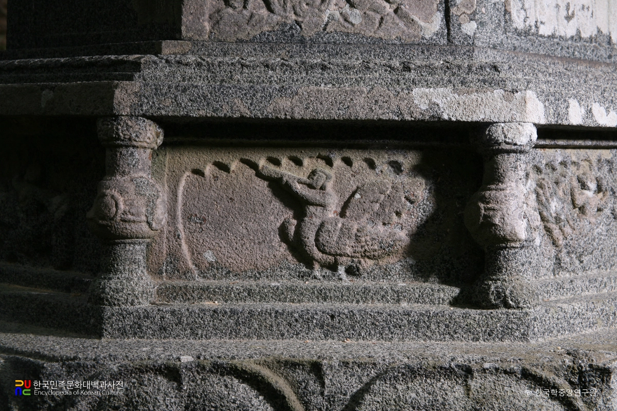 구례 연곡사 동 승탑 중 탑신 하부의 가릉빈가