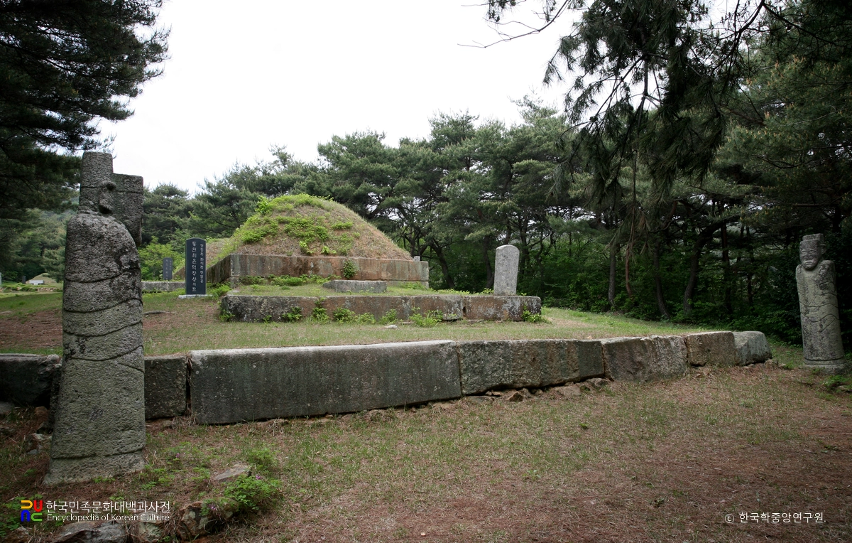 창원 최윤덕 묘역 측면