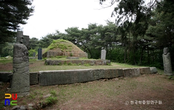 창원 최윤덕 묘역 측면