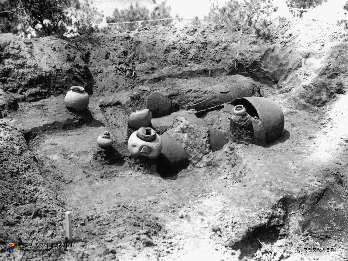 나주 반남 고분군 중 덕산리 3호분 갑과 을옹관 노출상태